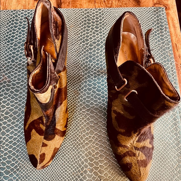 Nine West pony hair & leather camouflage- print bootie size 6 M - Picture 3 of 10